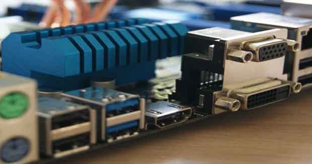 Posizionare scheda madre